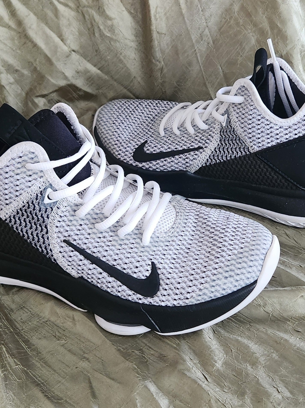 Nike Men’s White/Black Lightweight Training Shoes